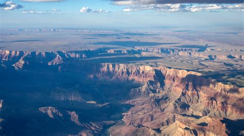 Breaks in Grand Canyon water pipeline force shutdown of hotel .
